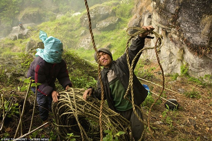 Người Rai chuẩn bị bện thang dây. Thoạt trông nó có vẻ mảnh mai nhưng nó lại dễ dàng biến thành lợi thế đối với ai biết cách sử dụng chúng.