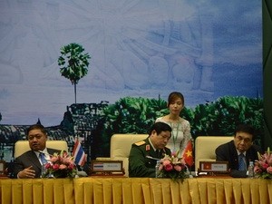 Bộ trưởng Quốc phòng VN Phùng Quang Thanh cùng các đồng cấp ASAN ký tuyên bố chung. (Ảnh: Trần Chí Hùng/Vietnam+)