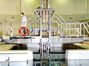 Một hình ảnh được công bố trên trang web chính thức của Tổng thống Iran cho thấy một thanh kim loại chứa nhiên liệu hạt nhân làm giàu ở mức 20% được đưa vào lò phản ứng hạt nhân tại Tehran vào ngày 15/2/2012. Ảnh nguồn AFP