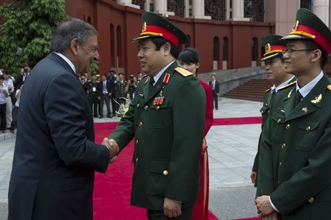 Đại tướng Phùng Quang Thanh đón Bộ trưởng Quốc phòng Mỹ Leon Panetta tại Hà Nội