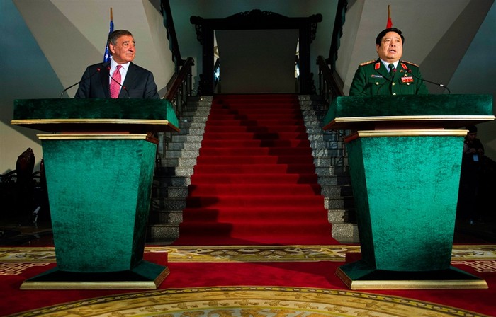 Bộ trưởng Quốc phòng Mỹ Leon Panetta (trái) và Bộ trưởng Quốc phòng Việt Nam Phùng Quang Thanh trong cuộc hội đàm tại Hà Nội ngày 4/6.