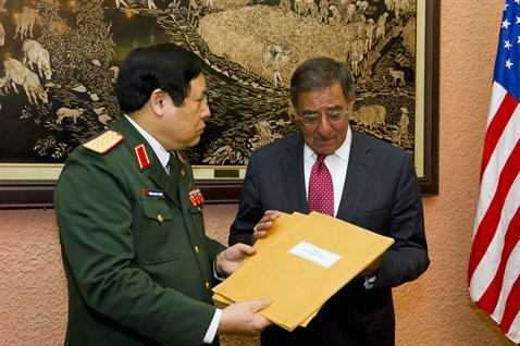 Bộ trưởng Quốc phòng Phùng Quang Thanh trao di vật là bức thư của một lính Mỹ từng phục vụ tại chiến trường Việt Nam cho ông Panetta.