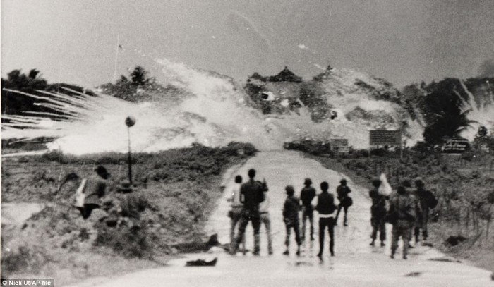 Ảnh chụp khoảnh khắc bom napalm tấn công ngôi làng của Kim Phúc.