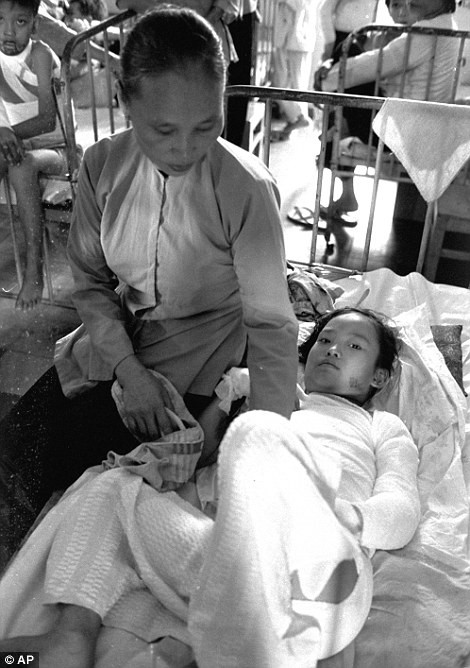 Kim Phúc tại bệnh viện ở Sài Gòn.