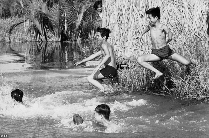 Ảnh lính Việt Nam tắm tại khu rừng gần Sài Gòn vào ngày 06 tháng 4 năm 1969