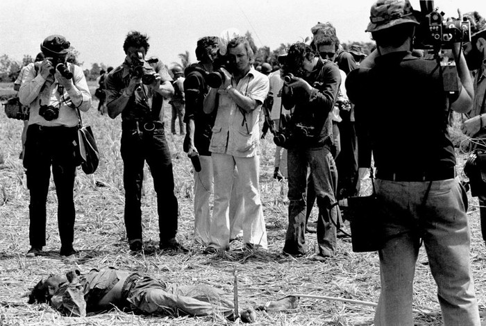Các phóng viên chụp ảnh thi thể một người đàn ông gần Sài Gòn đầu năm 1968.