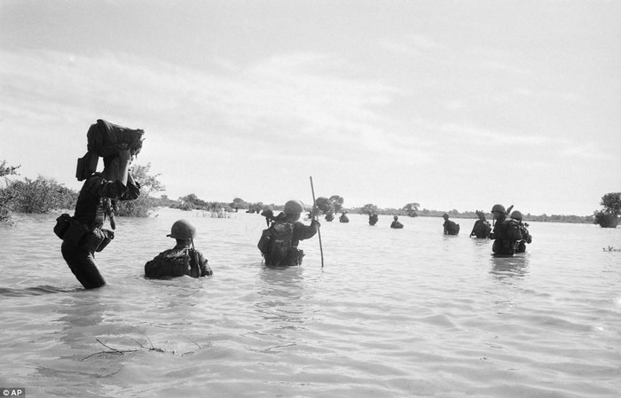 Một nhóm lính thủy quân lục chiến miền Nam Việt Nam di chuyển qua đoạn nước nông của sông Mekong trong một hoạt động gần Neak Luong, Campuchia ngày 20 tháng 8 năm 1970