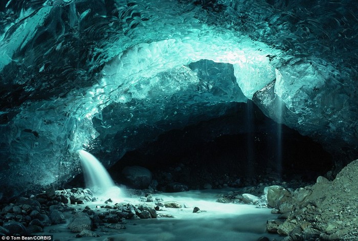 Một thác nước bên trong động băng Wachusett Glacier.