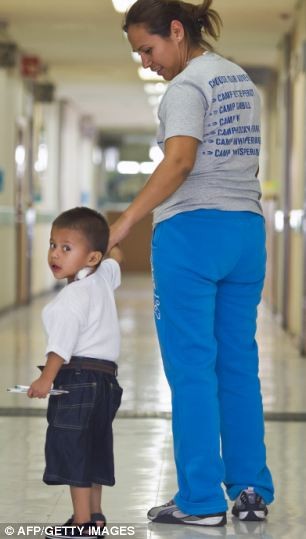 Bé Jesus và mẹ trong quá trình hồi phục sau phẫu thuật tại bệnh viện La Raza.