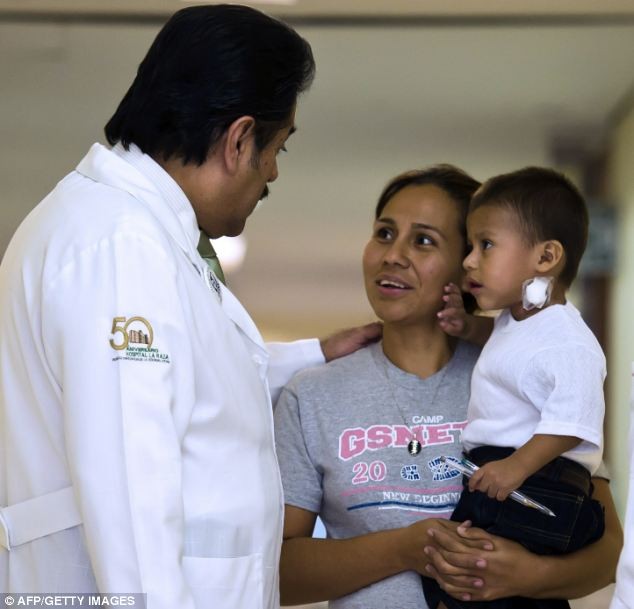 Mẹ bé Jesus, Fernandez, cảm ơn bác sĩ Jaime Zaldivar - giám đốc bệnh viện La Raza sau ca phẫu thuật.