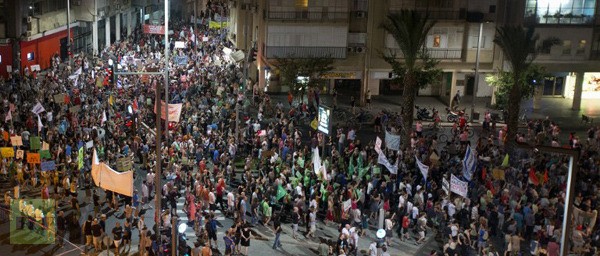 Người biểu tình đổ xuống đường phố Tel Aviv.