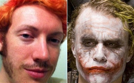 Holmes nhuộm tóc đỏ trước khi gây án và tự nhận mình là Joker (phải) - nhân vật phản diện chính trong phim Batman.