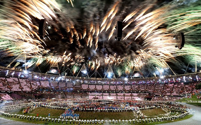 Pháo hoa lấp đầy bầu trời phía trên sân vận động Olympic.