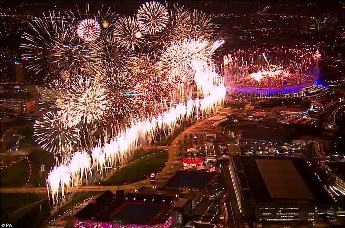 Pháo hoa nổ tung trên sân vận động Olympic.