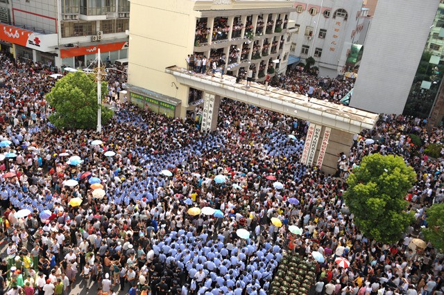 Cộng đồng mạng Trung Quốc cho biết, ước tính có khoảng 50.000 đến 100.000 người đã tham gia vào cuộc biểu sáng nay.