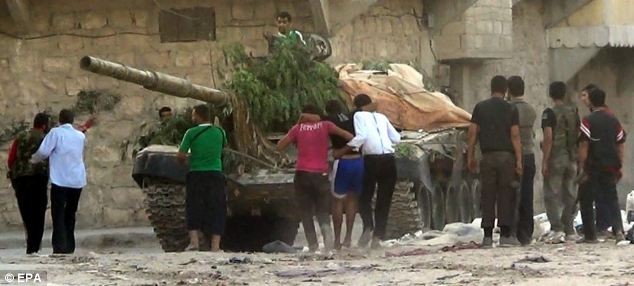 Quân nổi dậy đang cố gắng giấu một chiếc xe tăng họ tuyên bố đã chiếm được của lực lượng an ninh chính phủ tại Aleppo.