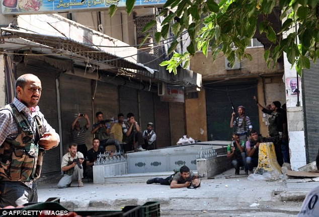 Các tay súng nổi dậy bao vây đồn cảnh sát tại quận Shaar ở Aleppo.