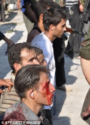 Một cảnh sát Syria tại Aleppo bị phe nổi dậy bắt giữ.