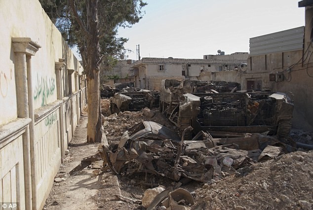 Xác xe bọc thép của quân chính phủ nằm rải rác trên đường phố Aleppo.