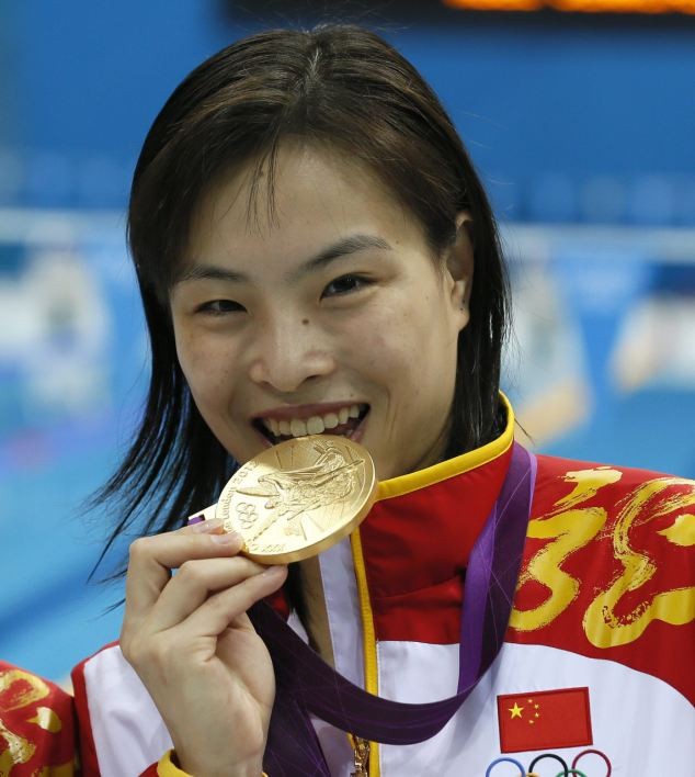 Ngô Mẫn Hà và tấm huy chương vàng môn nhảy cầu tại Olympic London 2012.