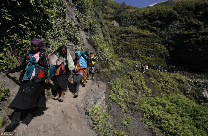 Người Indonesia hành hương lên miệng núi lửa Bromo cao 2.292m trước lễ hội Yadnya Kasada.