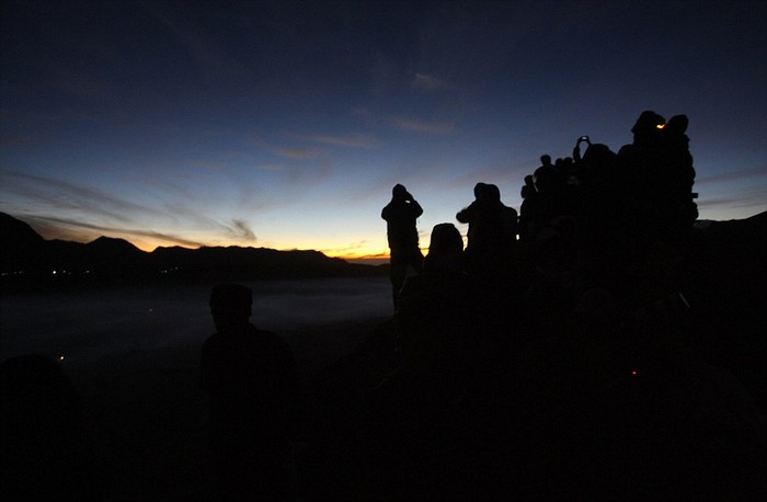 Hàng ngàn người Indonesia đổ về núi lửa Bromo để chứng kiến lễ hội bắt đầu từ lúc nửa đêm và kéo dài tới bình minh.