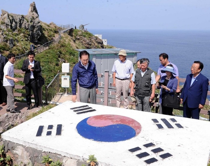 Tổng thống Hàn Quốc trong chuyến thăm đảo Dokdo/Takeshima.