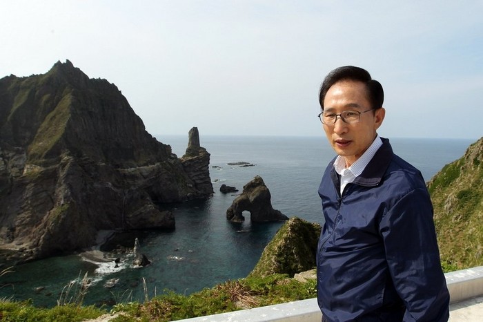 Tổng thống Lee chụp ảnh từ lan can đường đi lên chốt giữ đảo Dokdo/Takeshima hôm 10/8.