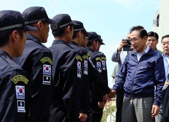 Tổng thống Lee thăm hỏi các nhân viên an ninh làm nhiệm vụ trên đảo trong chuyến thăm Dokdo/Takeshima hôm 10/8.