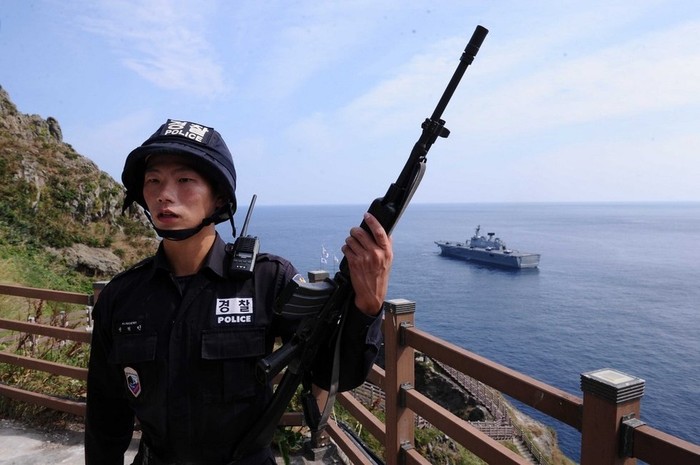 Cảnh sát Hàn Quốc làm nhiệm vụ trên đảo Dokdo/Takeshima.
