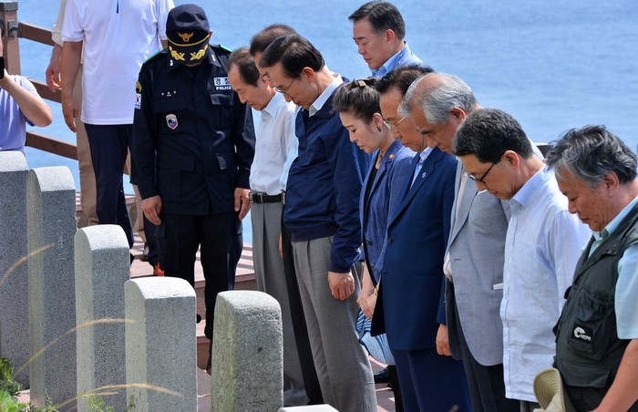 Tổng thống Lee trong chuyến thăm đảo Dokdo/Takeshima hôm 10/8.