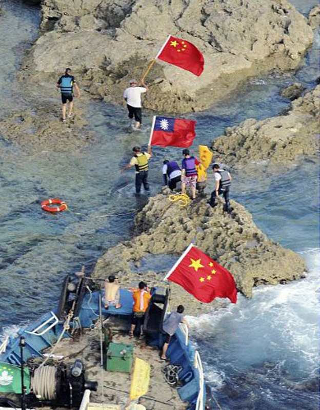7 trong 14 người Trung Quốc có mặt trên tàu cá mang cờ Trung Quốc và Hồng Kông lên đảo Uotsuri vào lúc 17h30 giờ địa phương ngày 15/8.