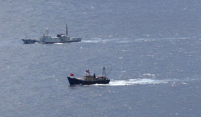 Tàu cá Trung Quốc liều lĩnh vượt qua tàu tuần tra 3.000 tấn của Nhật Bản tiếp cận Senkaku.