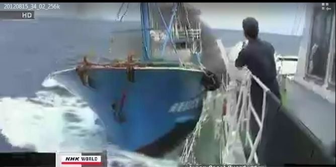 Sự manh động của tàu cá Trung Quốc húc thẳng vào mạn tàu Cảnh sát biển Nhật Bản
