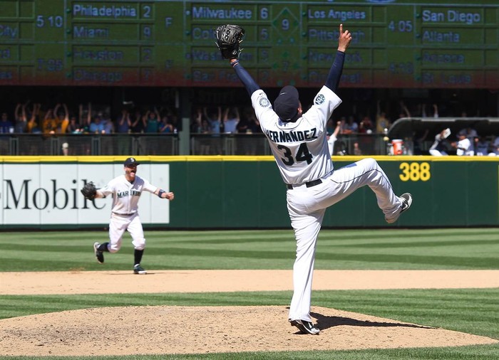 Cầu thủ Pitcher Felix Hernandez của đội Seattle Mariners ăn mừng sau khi thực hiện một cú ném hoàn hảo tại một trận đấu hôm 15/8.