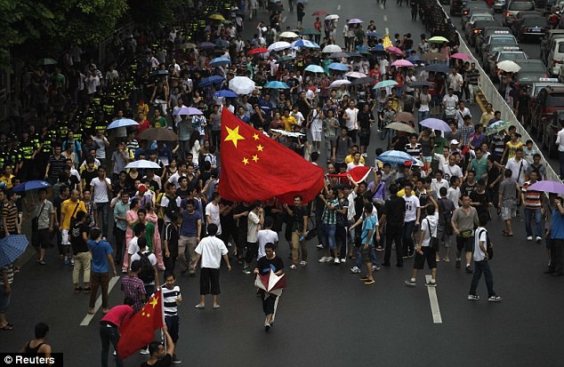 Hàng ngàn người biểu tình phản đối Nhật Bản tại Thâm Quyến, Trung Quốc.
