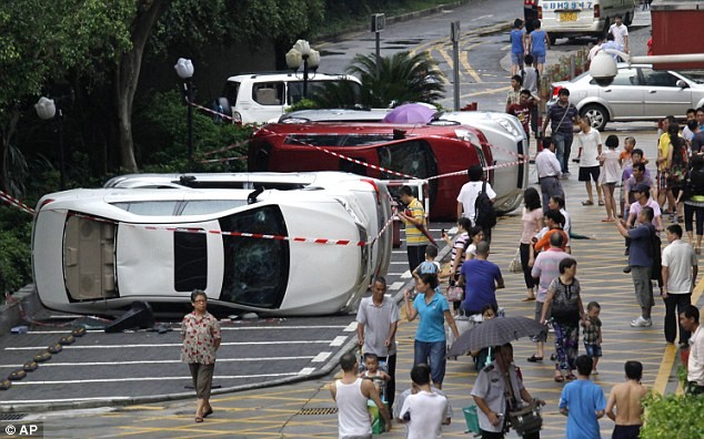Người biểu tình lật đổ xe hơi tại Quảng Đông, Trung Quốc.
