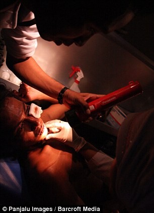 Các nhân viên y tế chăm sóc một đấu sĩ bị thương.