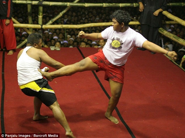 Một đấu sĩ đang cố gắng đá đối thủ.