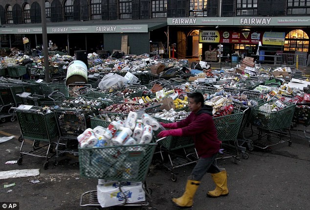 Xe đẩy mua hàng chất đầy đủ các loại thực phẩm hỏng đang chờ được xử lý tại siêu thị Fairway ở Brooklyn.