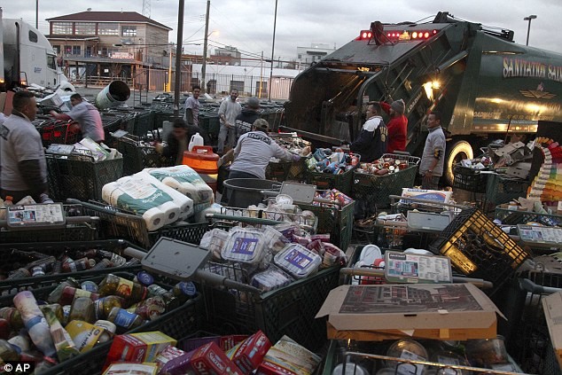 Hàng chục xe đẩy chứa các món hàng bị hỏng của siêu thị Fairway ở Red Hook, Brooklyn, New York đang chờ được xử lý.