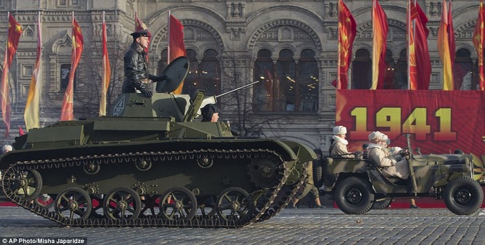 Không khí cách mạng 71 năm trước được tái hiện trong lễ diễu binh hùng tráng trên quảng trường Đỏ.