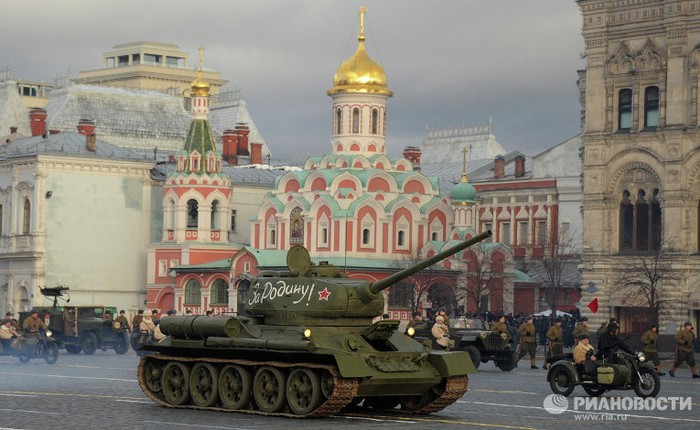 Xe tăng Hồng quân Liên Xô ngày nào trên Quảng trường Đỏ
