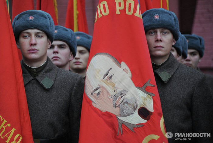 Cờ mang hình lãnh tụ Lê-nin trong lễ diễu binh kỷ niệm Hồng quân Liên Xô ra trận tại Quảng trường Đỏ