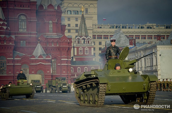 Xe tăng Hồng quân trên Quảng trường Đỏ