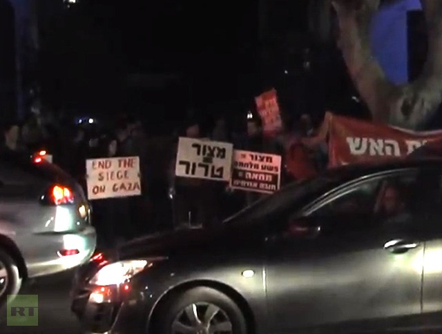 Người dân biểu tình bên ngoài văn phòng Bộ trưởng Quốc phòng Israel ngay sau khi cuộc tấn công Gaza được khởi động.