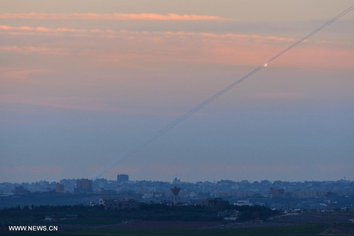 Tên lửa sáng một góc trời Israel.