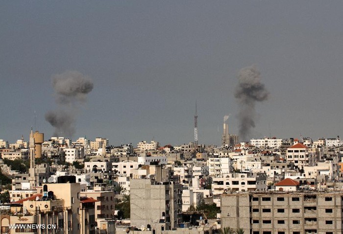 Khói bốc lên từ khu vực trúng tên lửa của Israel tại Bắc Gaza ngày 15/11.