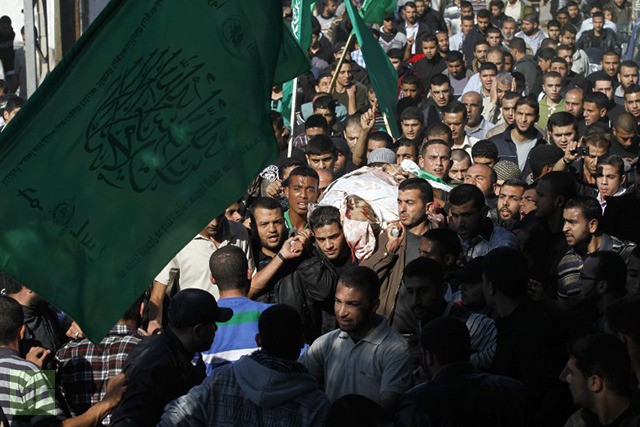 Người Palestine khiêng xác Ahmad Jaabari - 1 trong 3 thủ lĩnh Hamas bị thiệt mạng trong các cuộc không kích của Israel.