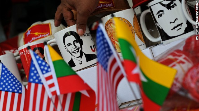 Cốc lưu niệm in hình Tổng thống Obama tại một cửa hàng ở Yangon.